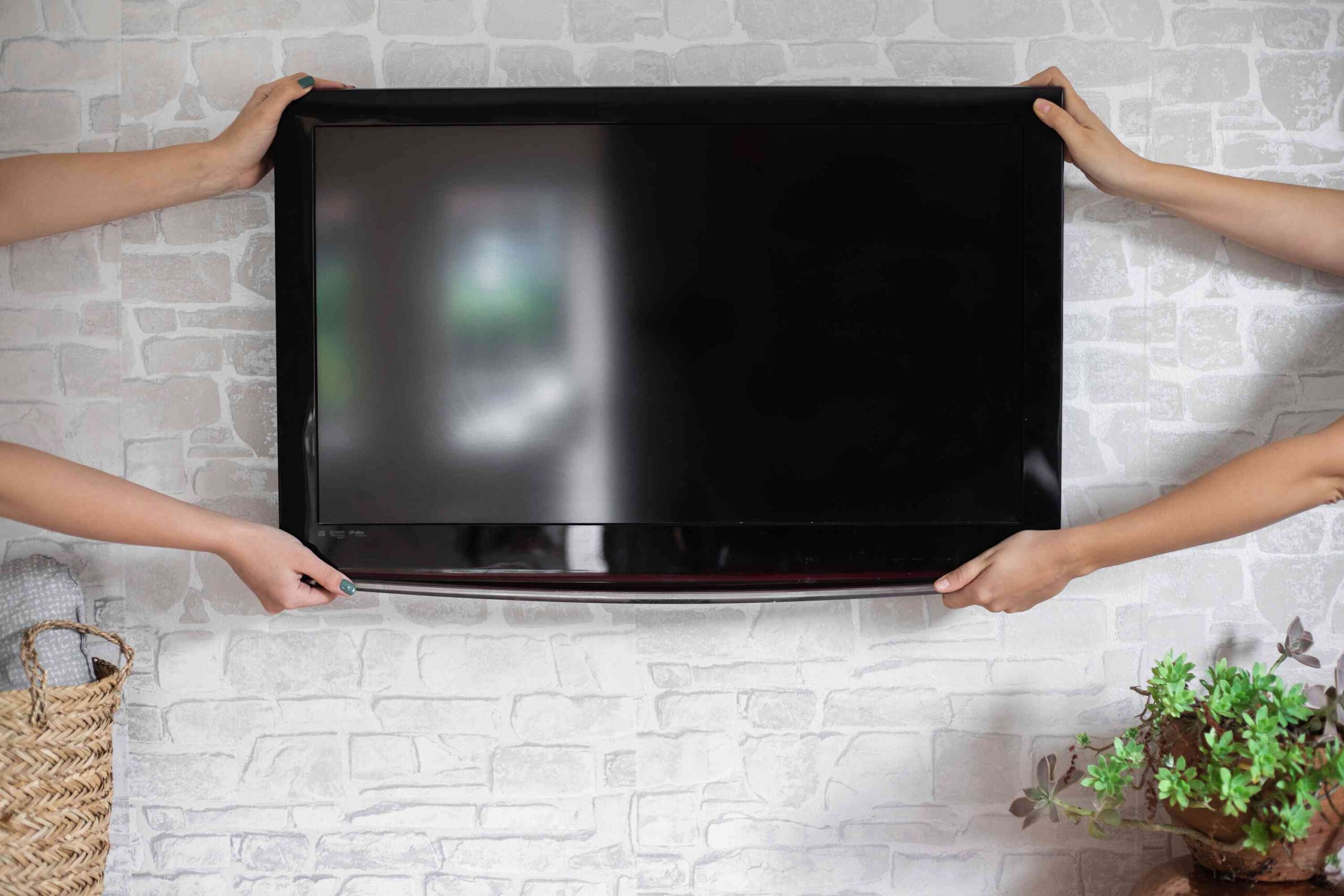 TV-MOUNTING-CHARLOTTE-HANDS-GRET-WALL